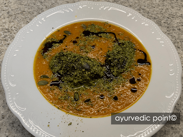 Crema di zucca con pesto di cavolo nero - Ricetta ayurvedica vegetariana | Ayurvedic Point©, Milano