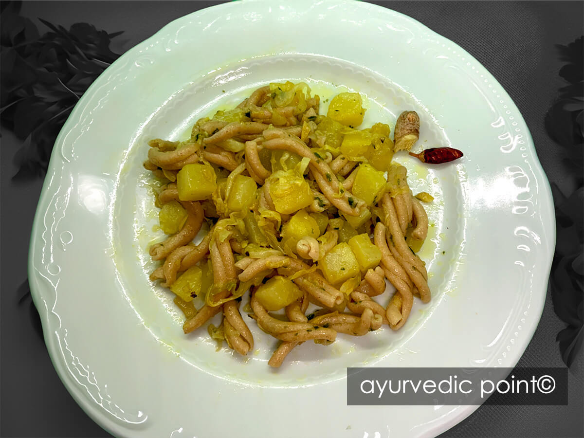 Pasta con cavolo cappuccio, patate e zenzero - Ricetta Ayurvedica Vegana | Ayurvedic Point©, Milano