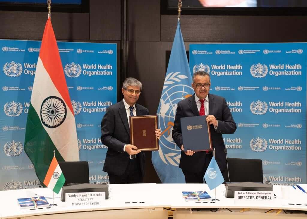 Vaidya Rajesh Kotecha, Segretario AYUSH e il Direttore Generale dell'OMS, Dr. Tedros Adhanom Ghebreyesus firmano l'Host Country Agreement per il GCTM