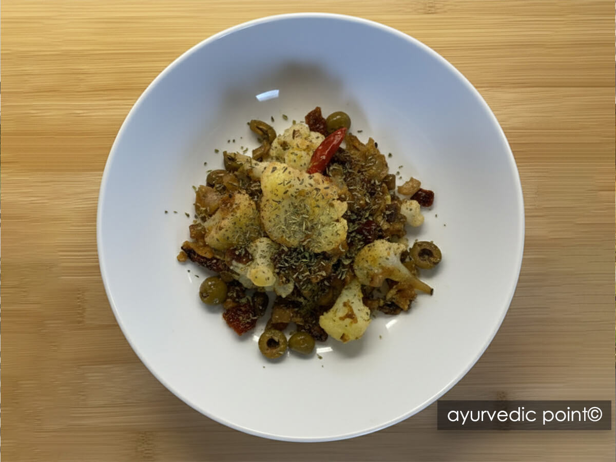 Cavolfiore ai pomodori secchi e olive taggiasche con spezie ayurvediche e origano – contorno vegan