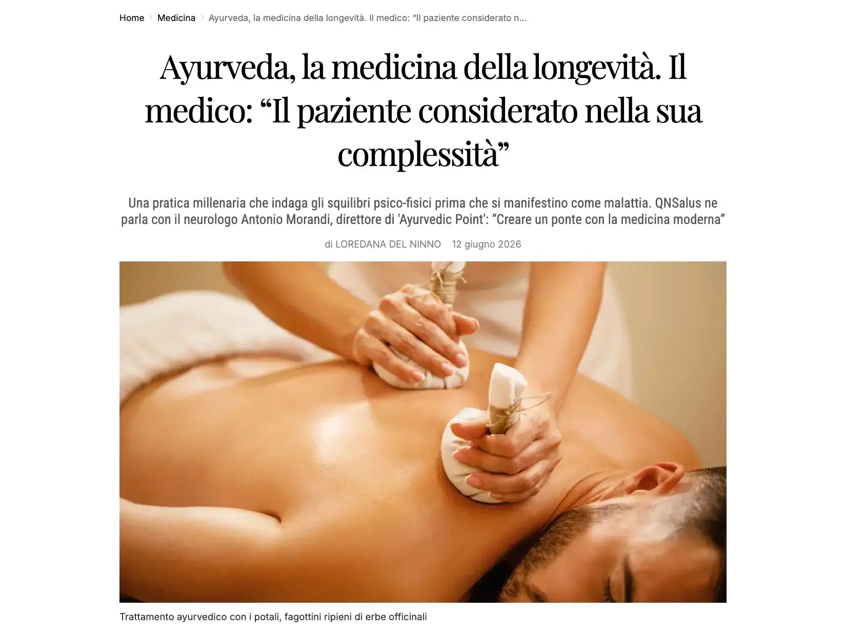 Trattamento ayurvedico con i potali, fagottini ripieni di erbe officinali