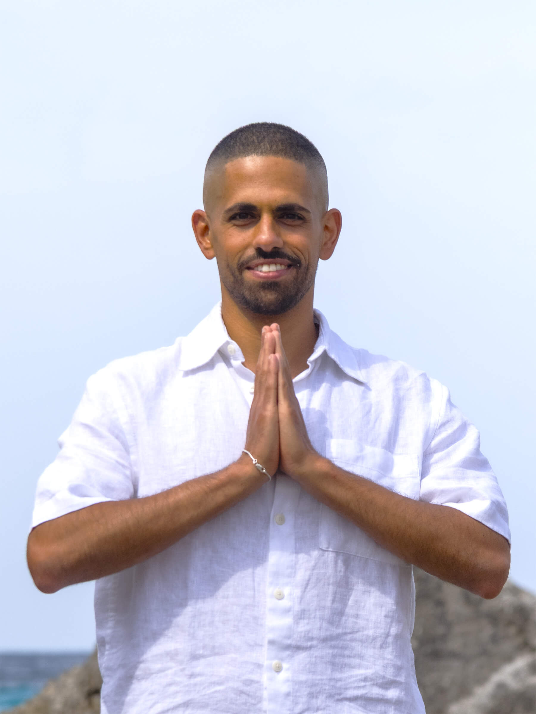 Dr. Tal Rada, Medico Chirurgo esperto in Ayurveda, in posa con gesto di saluto Namaste