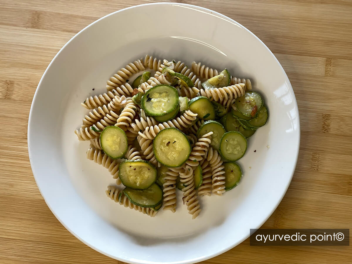 Fusilli con zucchine, mandorle e aromi - ricetta ayurvedica vegetariana di giugno | Ayurvedic Point©, Milano